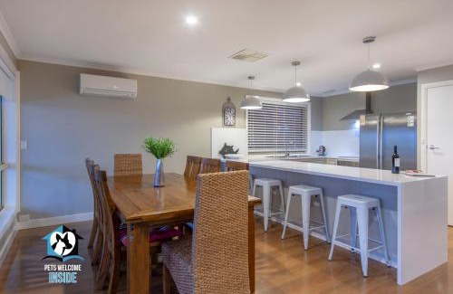 Encounter Bay Casa | Stylish 3BR Lake - front House