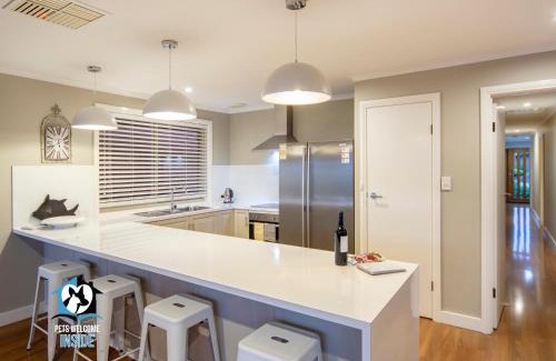 Encounter Bay Casa | Stylish 3BR Lake - front House