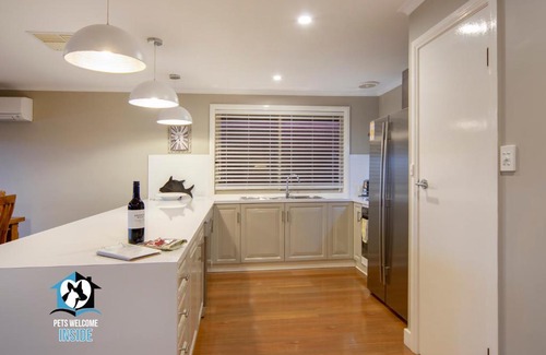 Encounter Bay Casa | Stylish 3BR Lake - front House