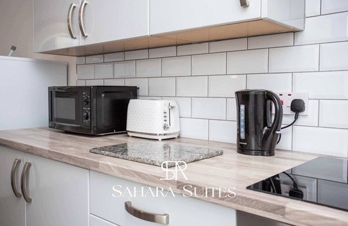 Blyth Casa | Stylish 3BR Retreat - Contractors Stay - Parking