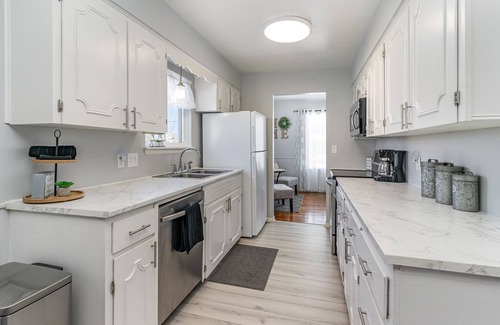 Saginaw Casa | Stylish 3BR, Sofa Sleeper, 2 Living Rooms, Fenced Yard, located Saginaw Township