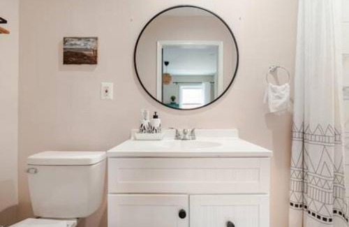 Washington Casa | Stylish 3BR Townhouse with Backyard,and Easy Parking
