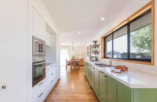 Trentham Casa | Stylish 3BR Walk to Town
