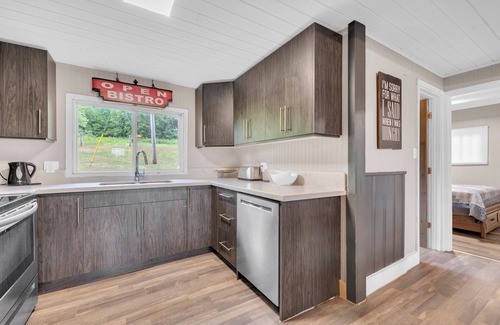 Centre Hastings Cabaña | Stylish 3BR Waterfront Cottage with Large Dock