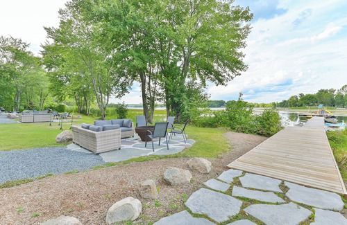Centre Hastings Cabaña | Stylish 3BR Waterfront Cottage with Large Dock