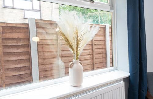 Walsall Casa | Stylish 4 bed - Contractor Stays, Wi-fi, Plenty of Parking