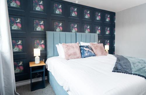 Walsall Casa | Stylish 4 bed - Contractor Stays, Wi-fi, Plenty of Parking