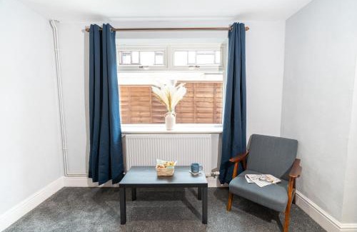 Walsall Casa | Stylish 4 bed - Contractor Stays, Wi-fi, Plenty of Parking