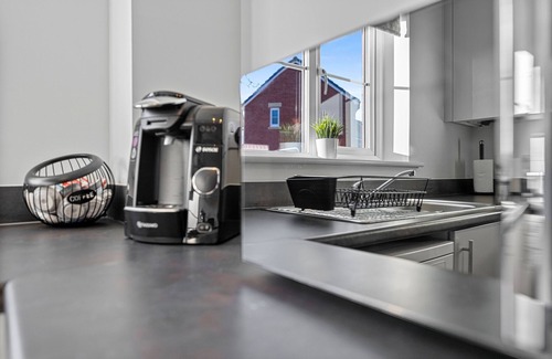 Quedgeley Casa | Stylish 4 bed townhouse in Gloucester with 2 parking spaces + superfast Wi-Fi