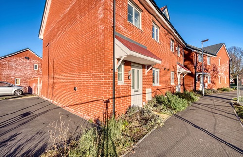 Quedgeley Casa | Stylish 4 bed townhouse in Gloucester with 2 parking spaces + superfast Wi-Fi