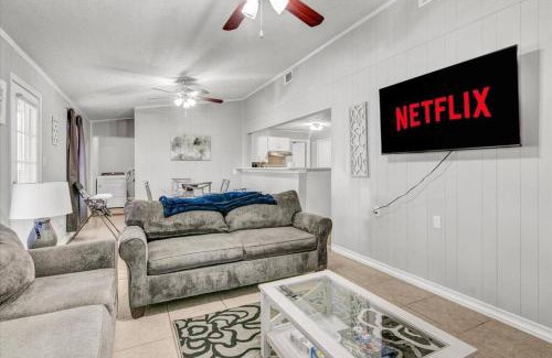 Groves Casa | Stylish 4 bedroom home in Groves