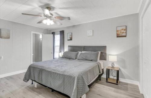 Groves Casa | Stylish 4 bedroom home in Groves