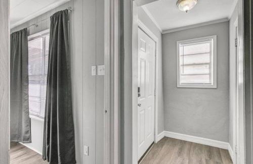 Groves Casa | Stylish 4 bedroom home in Groves