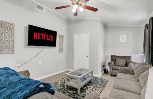 Groves Casa | Stylish 4 bedroom home in Groves