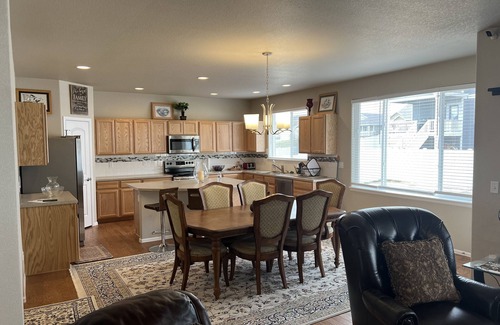 Greeley Casa | Stylish 4 bedroom house near to I25 and Hwy 34 *New Neighborhood*