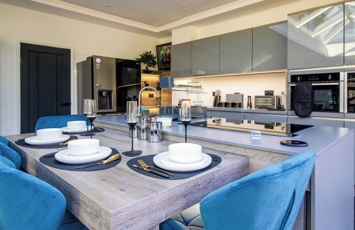 Hillingdon Casa | Stylish 4-Bedroom Luxury Home Featuring Hot Tub & Pool Table