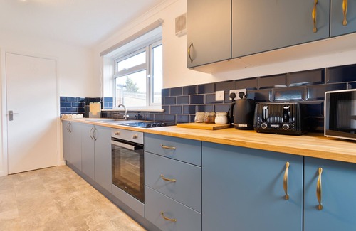 Broad Oak Casa | Stylish 4 Bedroom Spacious House w/ Parking - Sleeps 10 - Families & Contractors