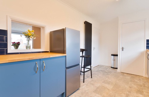 Broad Oak Casa | Stylish 4 Bedroom Spacious House w/ Parking - Sleeps 10 - Families & Contractors