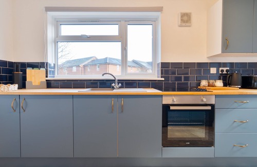 Broad Oak Casa | Stylish 4 Bedroom Spacious House w/ Parking - Sleeps 10 - Families & Contractors