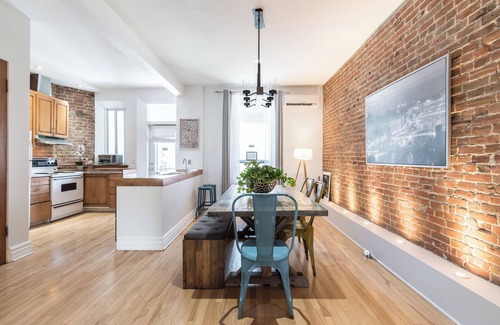 Latin Quarter Apartamento | Stylish 4BDR Downtown Montreal Home - Brick Walls & Cozy Vibes