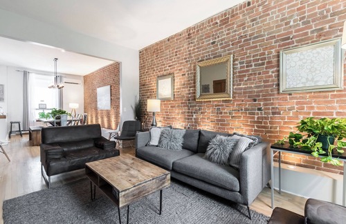 Latin Quarter Apartamento | Stylish 4BDR Downtown Montreal Home - Brick Walls & Cozy Vibes