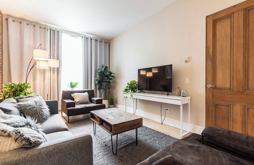 Latin Quarter Apartamento | Stylish 4BDR Downtown Montreal Home - Brick Walls & Cozy Vibes