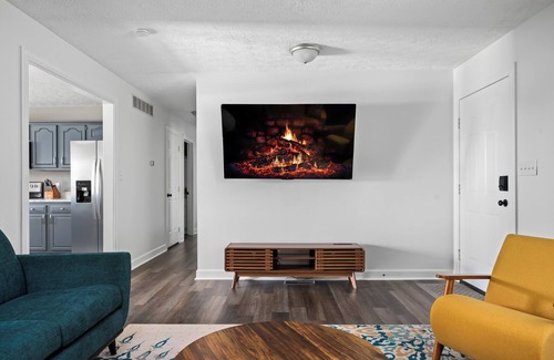 Keene Casa | Stylish 4BR Getaway | Hot Tub Fire Pit