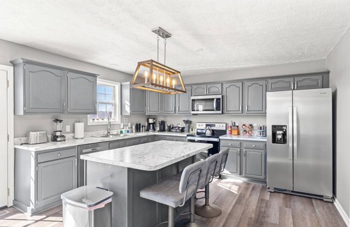 Keene Casa | Stylish 4BR Getaway | Hot Tub Fire Pit