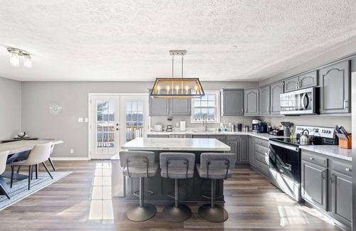 Keene Casa | Stylish 4BR Getaway | Hot Tub Fire Pit
