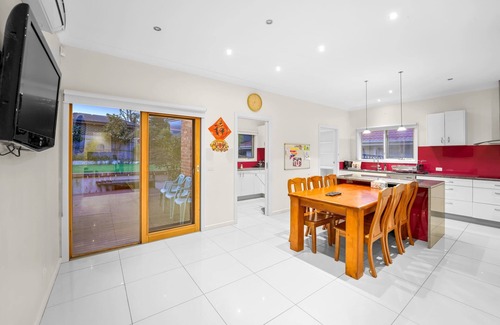 Glen Waverley Casa | Stylish 4BR Home in the Heart of Glen Waverley