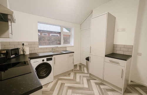 Honley Casa | Stylish 4BR Home in Dudley – Perfect for Families & Contractors