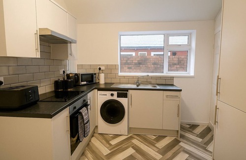 Honley Casa | Stylish 4BR Home in Dudley – Perfect for Families & Contractors