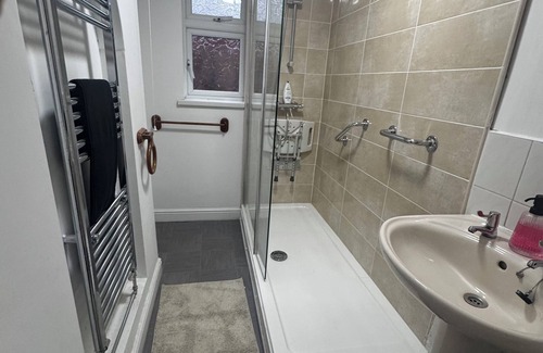 Honley Casa | Stylish 4BR Home in Dudley – Perfect for Families & Contractors