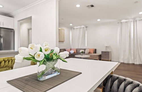 Los Angeles Casa | Stylish 4BR in the Heart of LA - New Listing - Discounted Rate + Free Parking