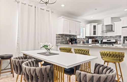 Los Angeles Casa | Stylish 4BR in the Heart of LA - New Listing - Discounted Rate + Free Parking