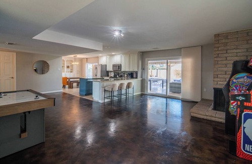 South Scottsdale Casa | Stylish 4BR Stay w/Pool, Games & Cactus Charm, 7 minutes old town Scottsdale
