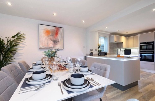 Cheltenham Casa | Peaceful 5-Bed Detached Home