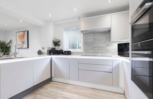 Cheltenham Casa | Peaceful 5-Bed Detached Home