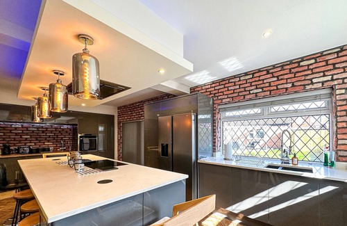 Northenden Casa | Stylish 5-Bed Home with Drive and Large Garden