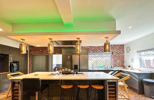 Northenden Casa | Stylish 5-Bed Home with Drive and Large Garden