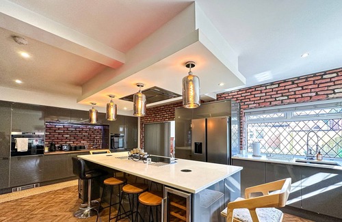Northenden Casa | Stylish 5-Bed Home with Drive and Large Garden