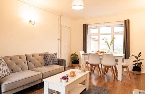 Banbury Casa | Stylish 5-Bed Home | Modern & Cozy Feel