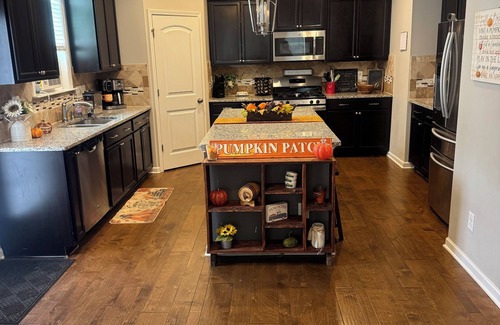 Southeast Raleigh Casa | Stylish 5 BR Oasis With Pool Close To Downtown Fun