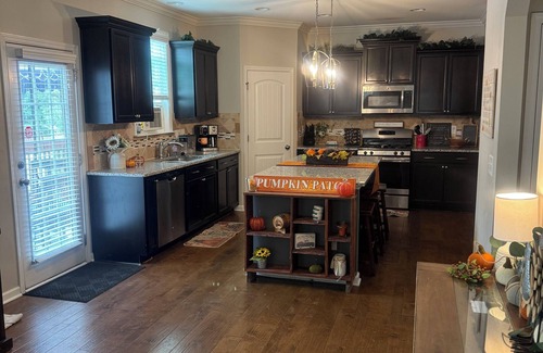 Southeast Raleigh Casa | Stylish 5 BR Oasis With Pool Close To Downtown Fun