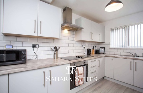 Blyth Casa | Stylish 5BR – Contractor Stay & Parking – 20% Off