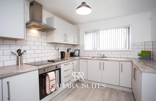 Blyth Casa | Stylish 5BR – Contractor Stay & Parking – 20% Off