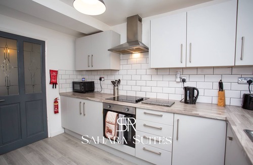 Blyth Casa | Stylish 5BR – Contractor Stay & Parking – 20% Off