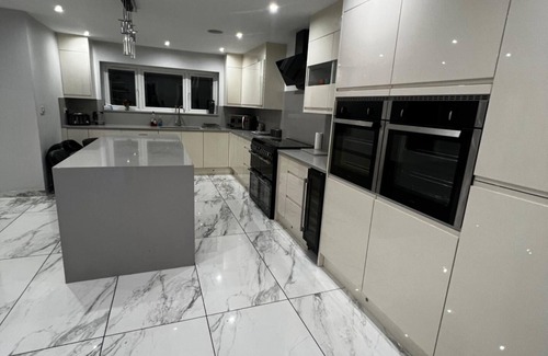 Rushmoor District Casa | Stylish 6-Bed Retreat with Parking and Jacuzzi