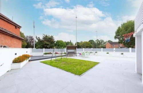 Rushmoor District Casa | Stylish 6-Bed Retreat with Parking and Jacuzzi