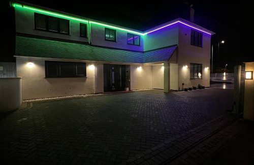 Rushmoor District Casa | Stylish 6-Bed Retreat with Parking and Jacuzzi
